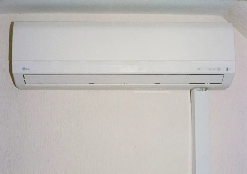 Unit indoor AC split terpasang di dinding sebagai contoh kapasitas PK