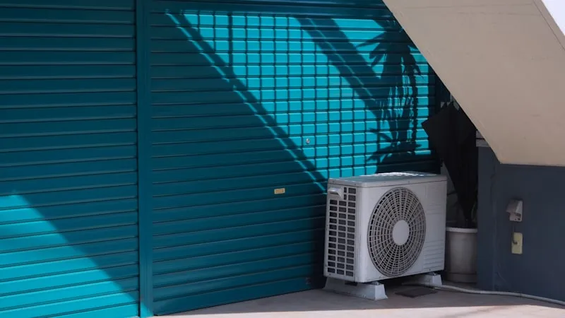 Unit outdoor AC yang terpasang rapi dan siap dicek tekanan freonnya