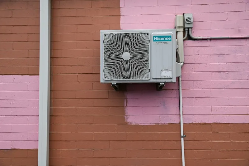 Unit outdoor AC yang terpasang bersih dan siap diperiksa saat kunjungan service berkala