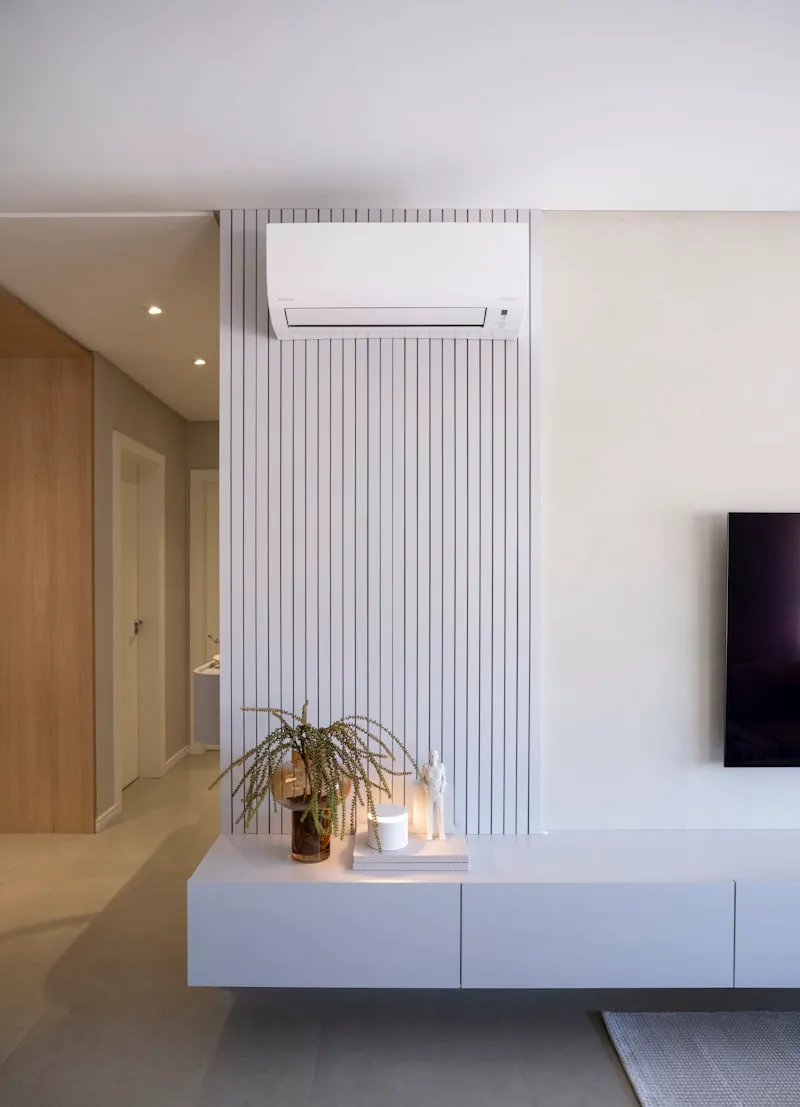 Unit AC indoor baru yang terpasang rapi di ruangan minimalis