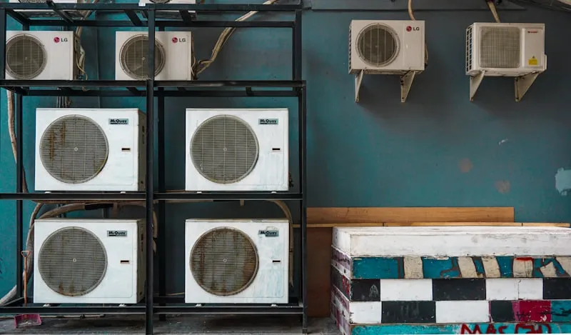 Beberapa unit outdoor AC di bangunan komersial yang diservice PAZA TEKNIK AC