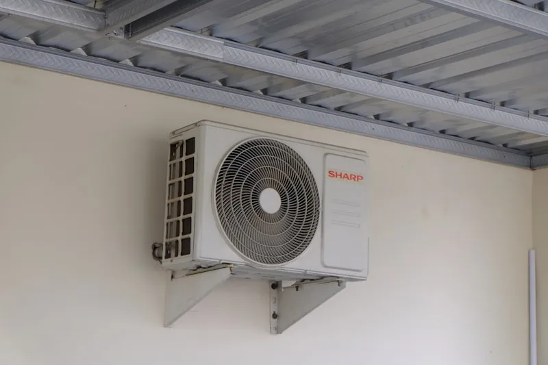 Unit outdoor AC yang bersih dan mengkilap setelah proses cuci besar