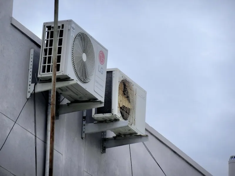 Unit outdoor AC ruko di rooftop sebelum kunjungan service berkala
