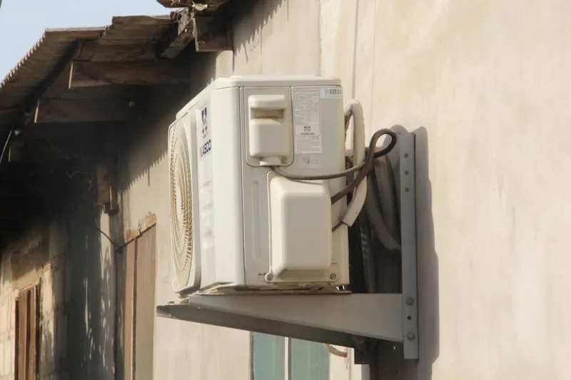 Unit outdoor AC lama dengan sambungan pipa sebelum diperbaiki