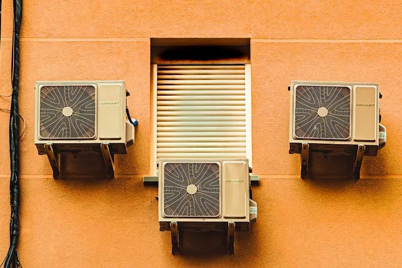 Unit outdoor AC lama di fasad ruko sebelum diganti