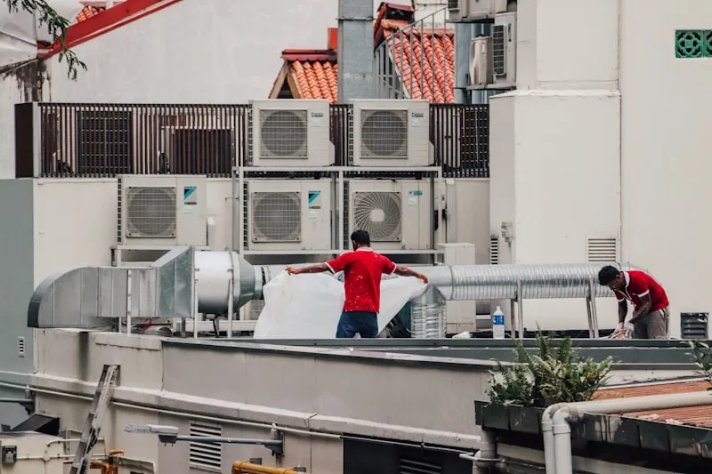 Tim teknisi PAZA TEKNIK AC di lapangan